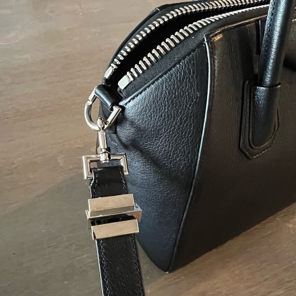 SOLD GIVENCHY Small Antigona bag leather. - Picture 2 of 5